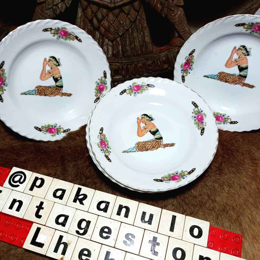 Piring Keramik Antik