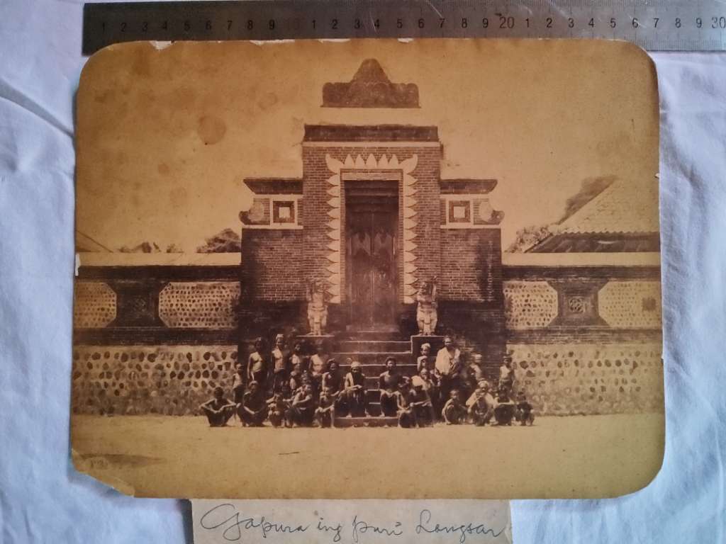 Foto antik / Foto kuno Pura Lingsar Lombok; estimasi tahun 1870-an awal; ukuran 27cm x 21cm