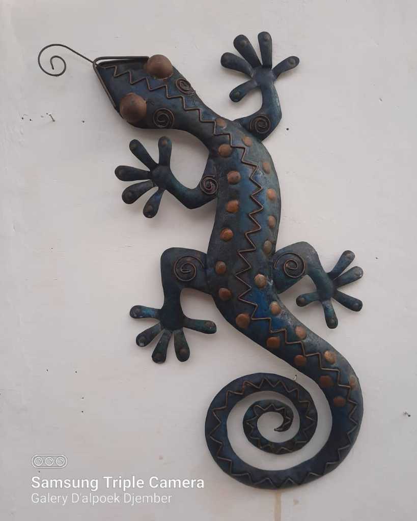 Patung Tokek Bahan Kayu