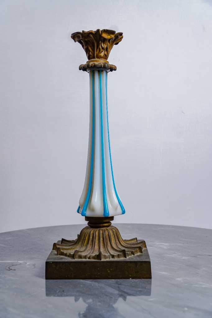 Stand Lilin Biru Putih Kristal