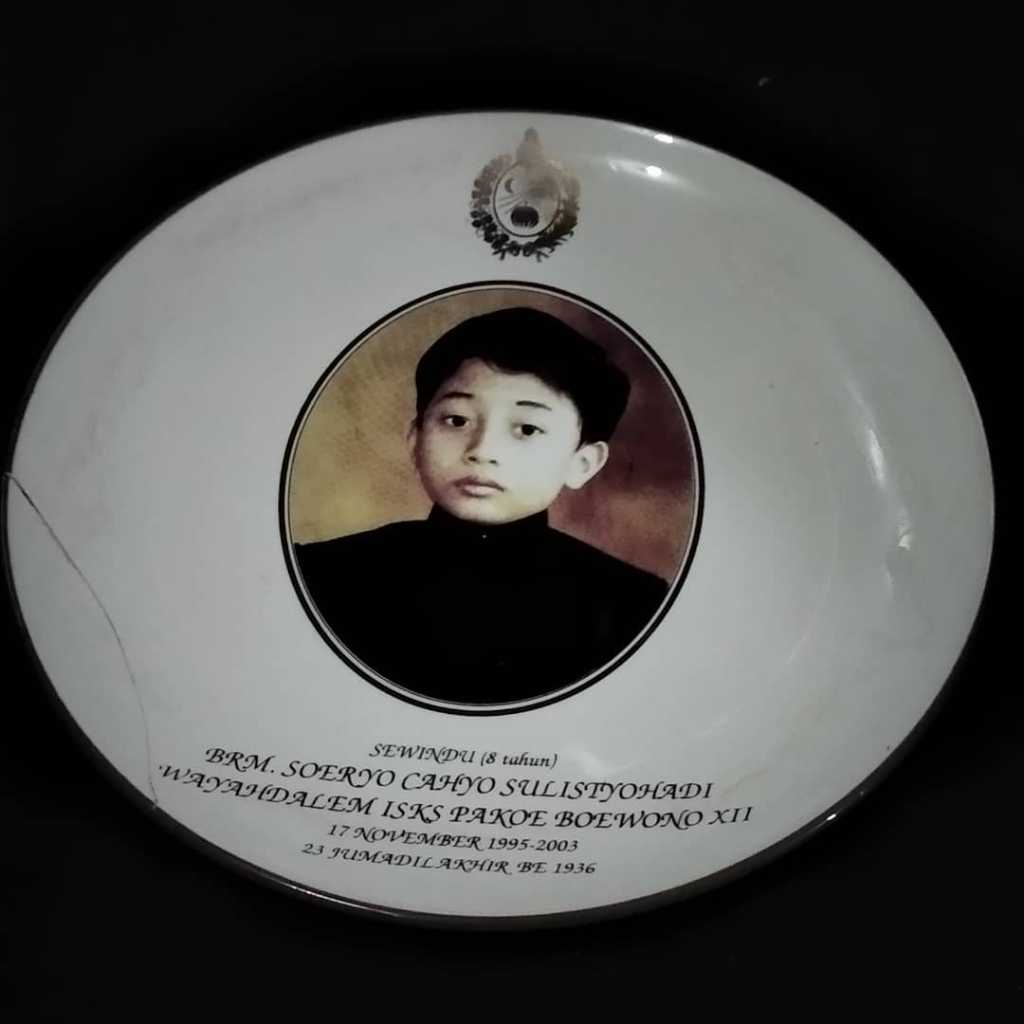 Piring Keramik Vintage