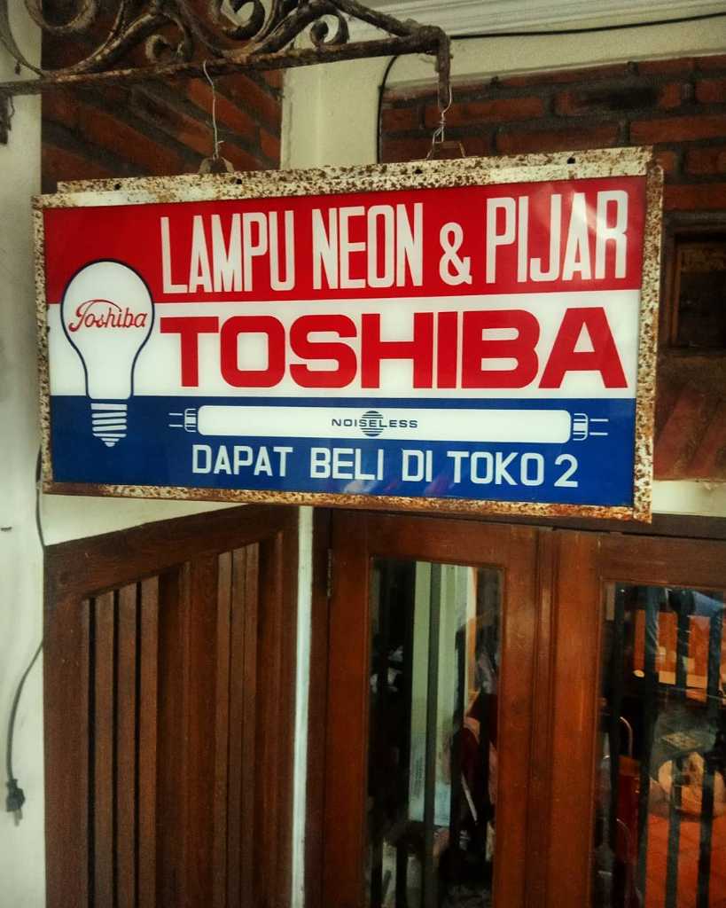Reklame Neon Box. Lampu "TOSHIBA" Vintage