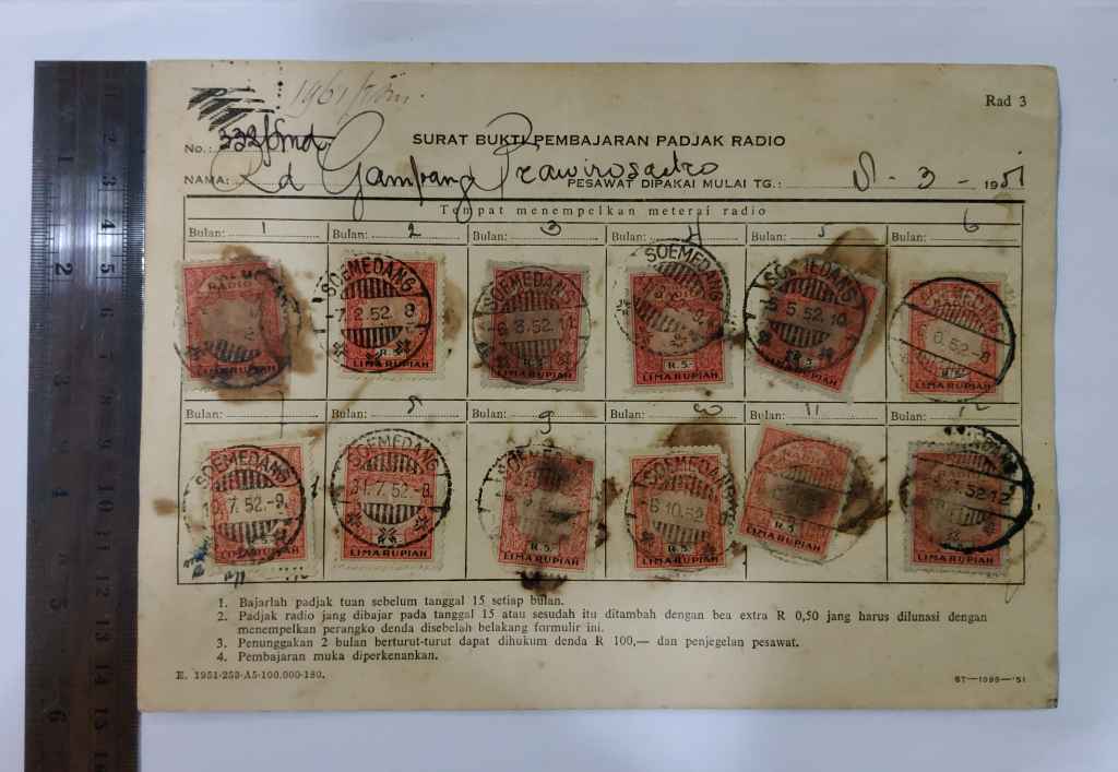 SURAT BUKTI PEMBAJARAN PADJAK RADIO No.332/Smd ; Soemedang tahun 1951; bukti pembayaran 12 buah materai R.5,- / Lima Rupiah