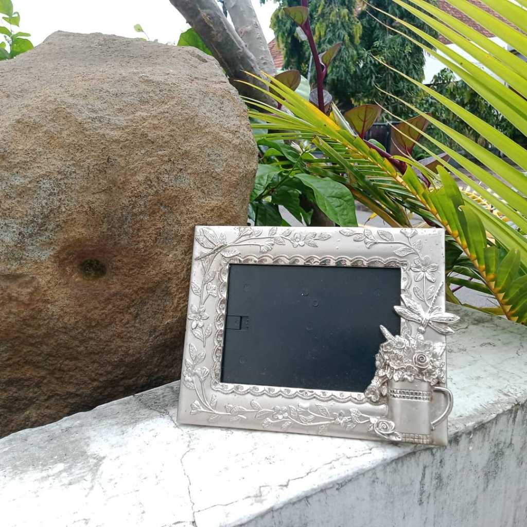 frame foto warna silver untuk meja dan buffet