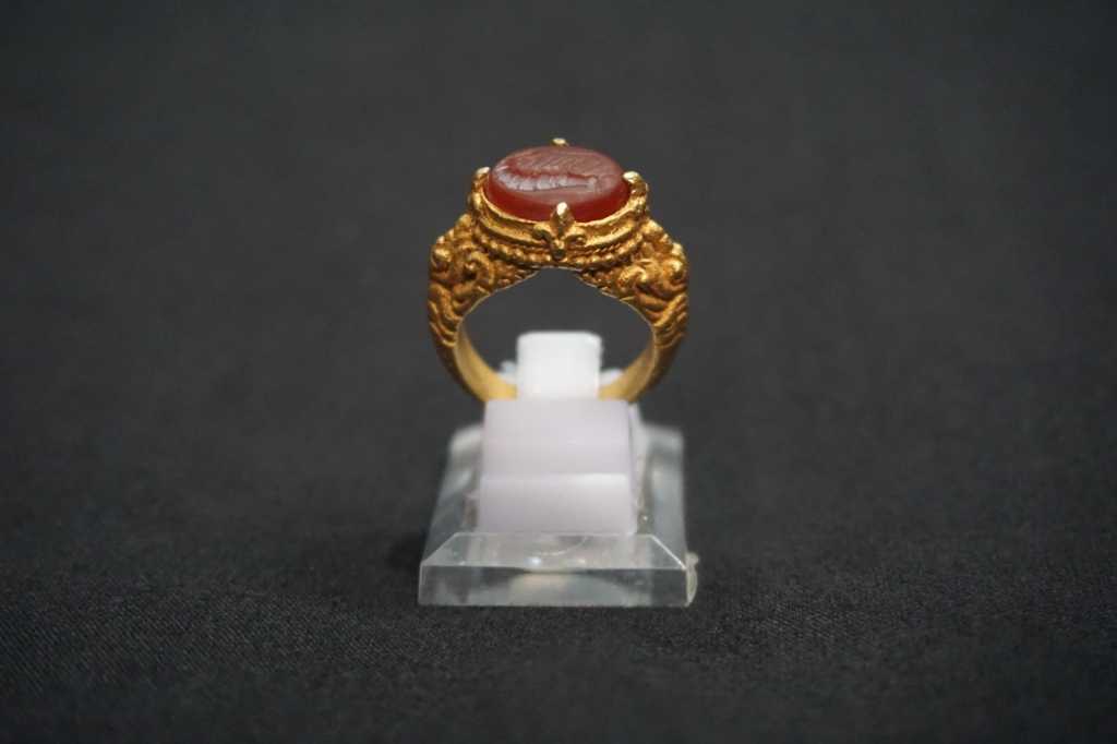 cincin emas Budha