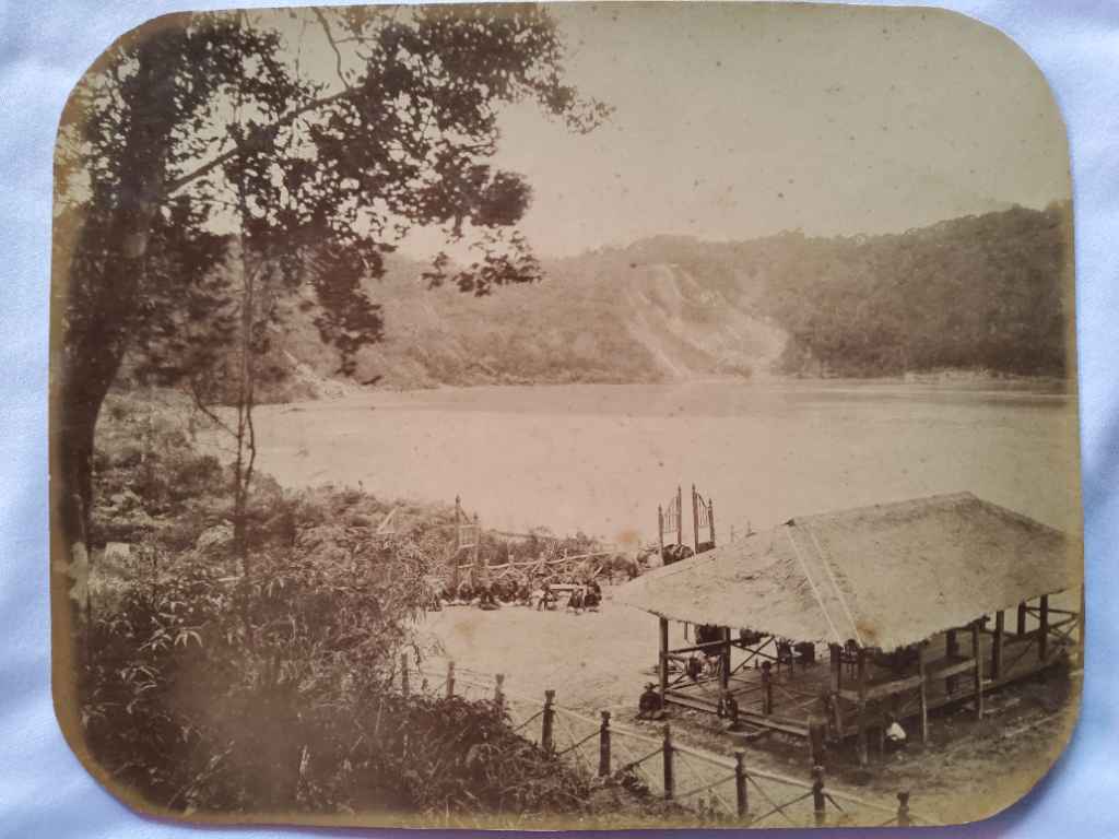 koleksi foto jadul estimasi tahun 1870-an  ukuran panjang: 24,5cm; lebar: 19cm