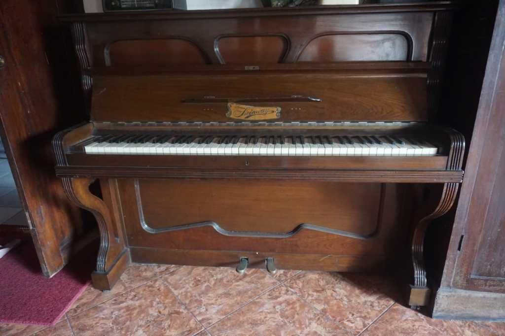 Piano Laeinway