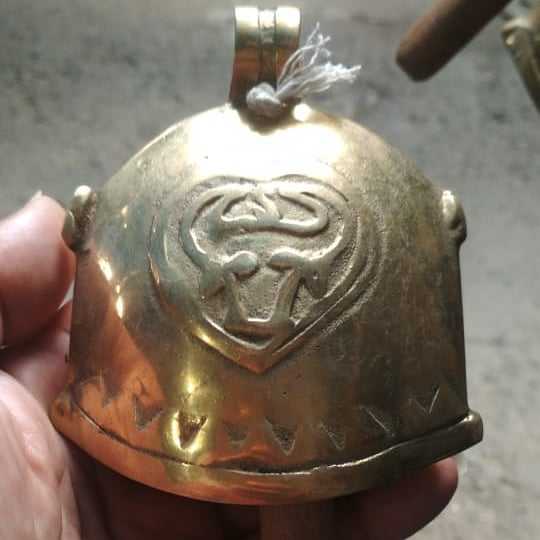 Klontongan kuningan ukuran sedang