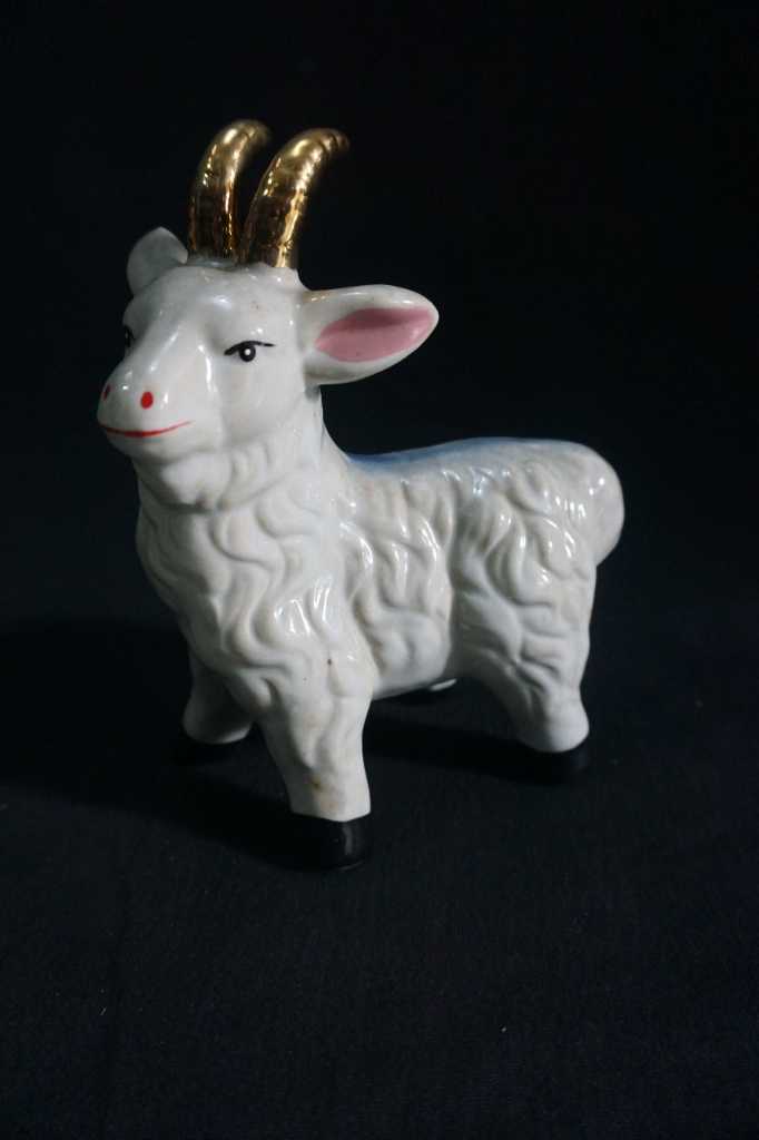 patung domba PORCELAIN