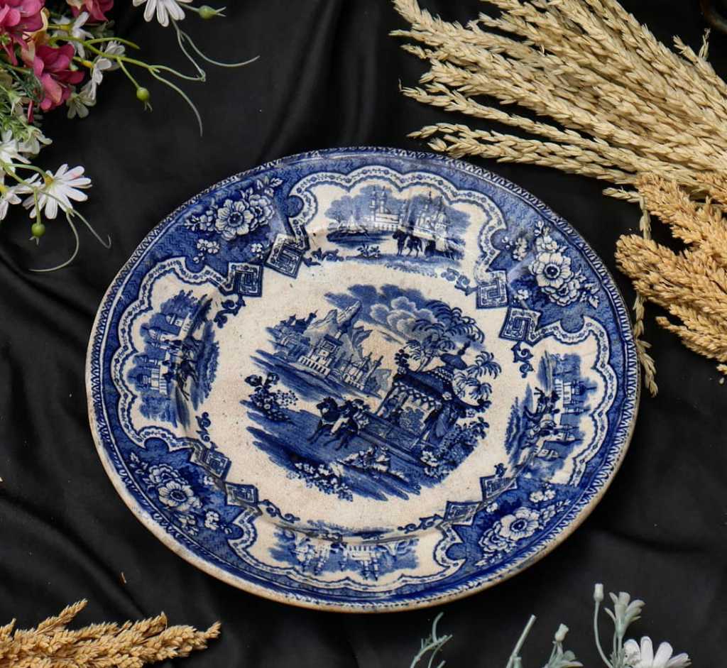 Piring Porcelain Antik