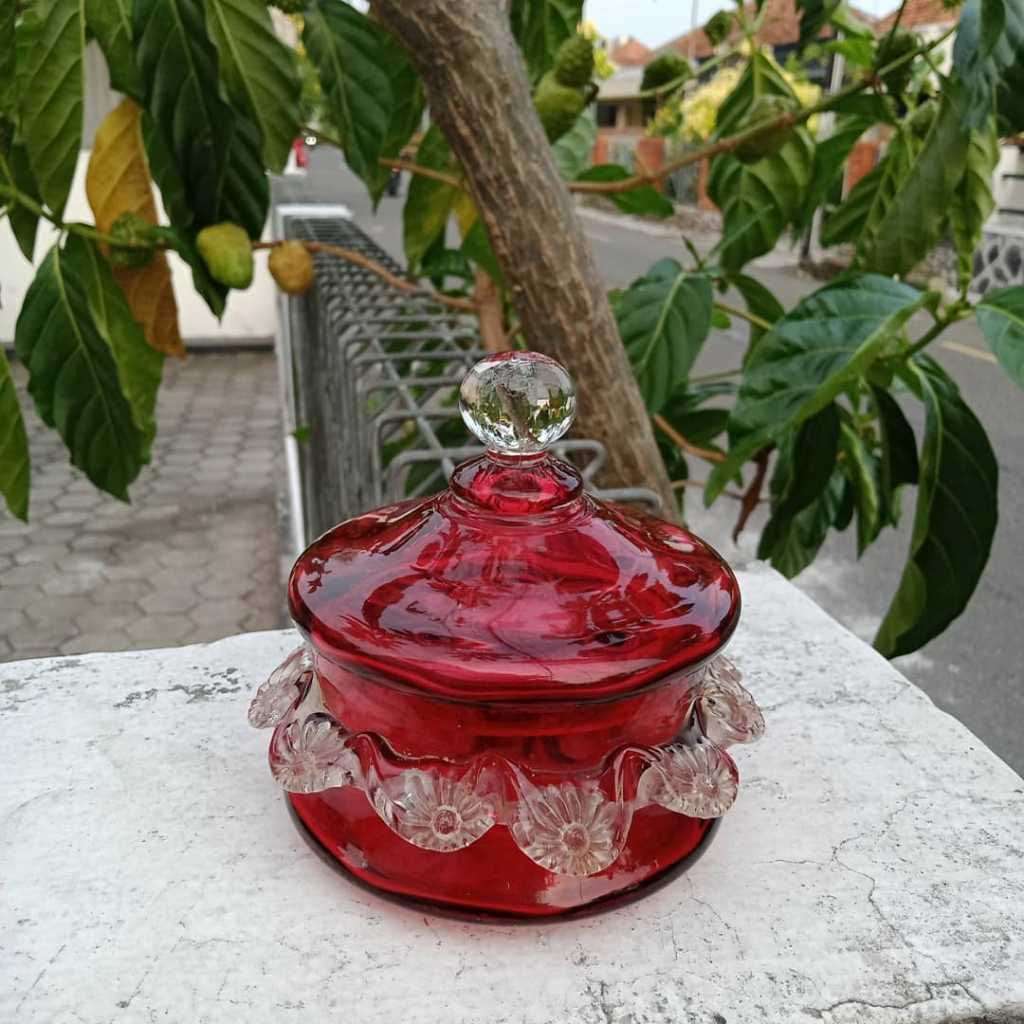 Kristal tempat permen tua