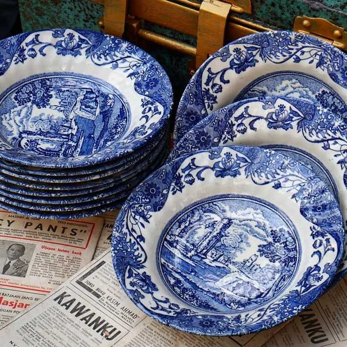 Piring Porcelain Vintage Eropa