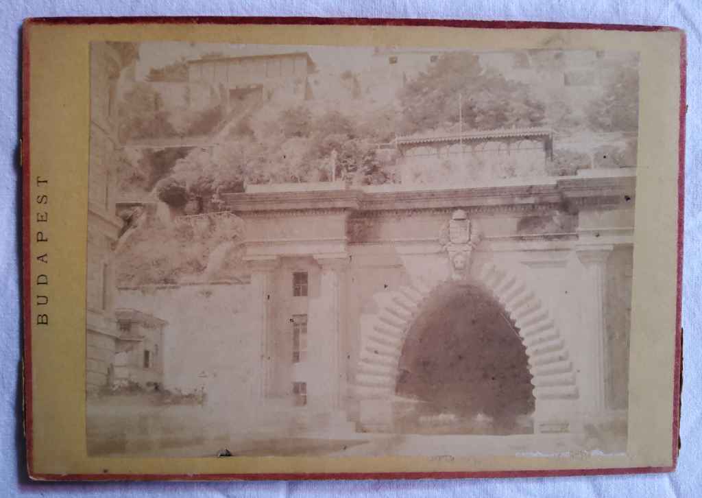 Foto Antik / Foto Kuno ; estimasi tahun 1870-an; ukuran 16,5cm x 11cm