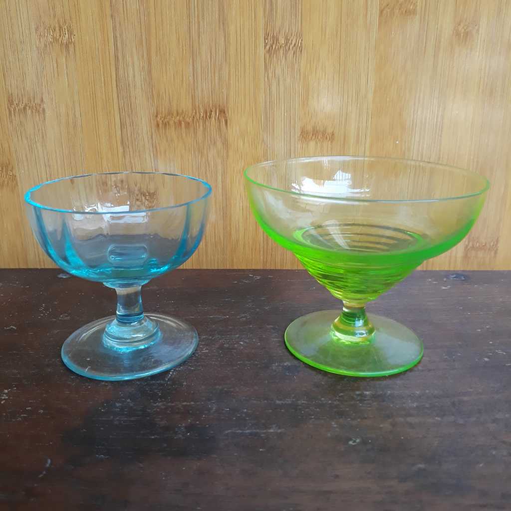 Sepasang gelas kristal tua hijau dan biru