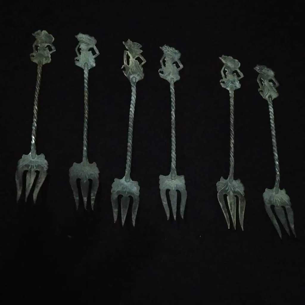 Sendok mungil motif wayang lapis perak