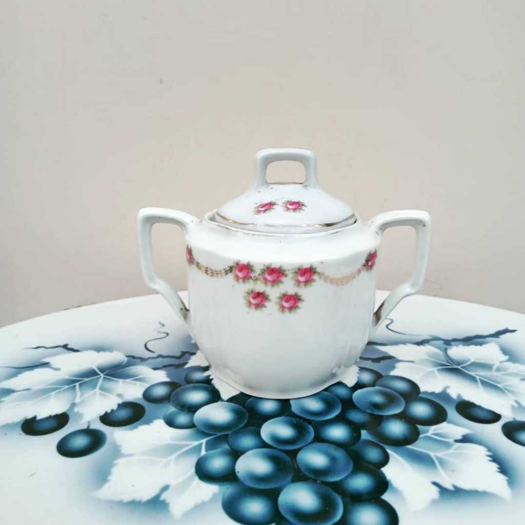 Tempat Gula kondisi utuh mulus.