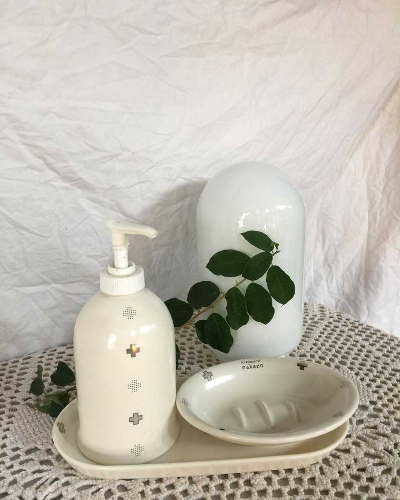 Tempat shampoo & sabun + kap lampu putih.