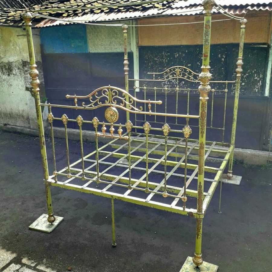 Dipan Ranjang Kuno Antik Klasik Eropa