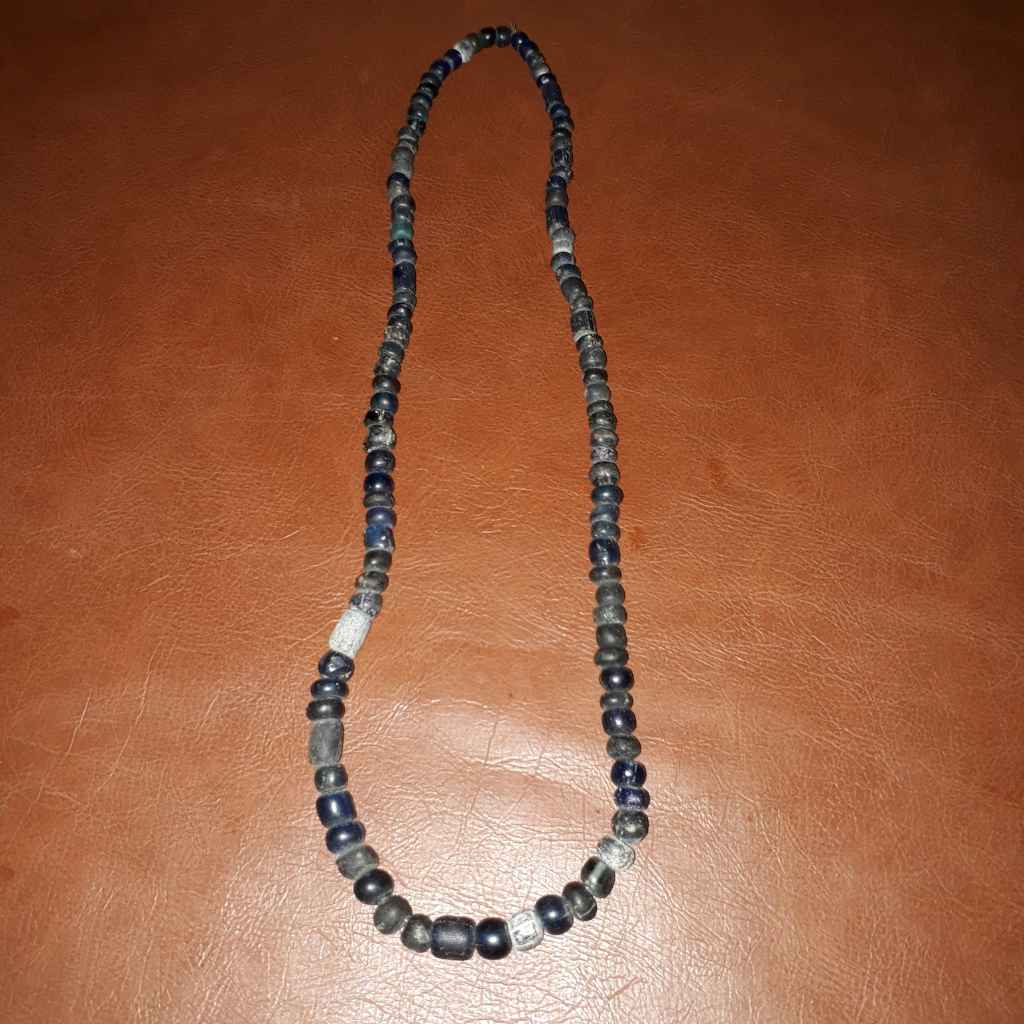 kalung manik manik tua