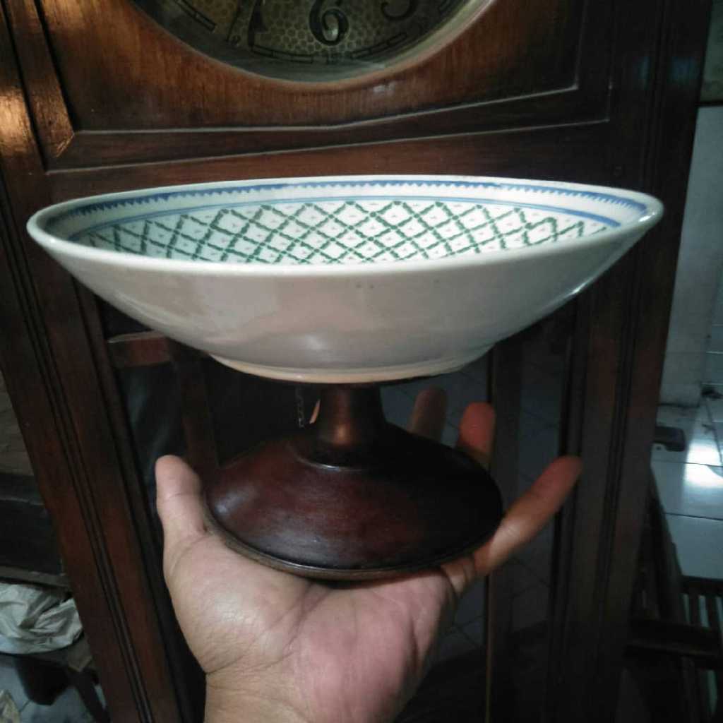 Tempat buah, tinggi 25 cm, berat 1 kg.