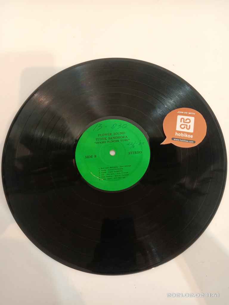 Piringan Hitam Titiek Sandhora