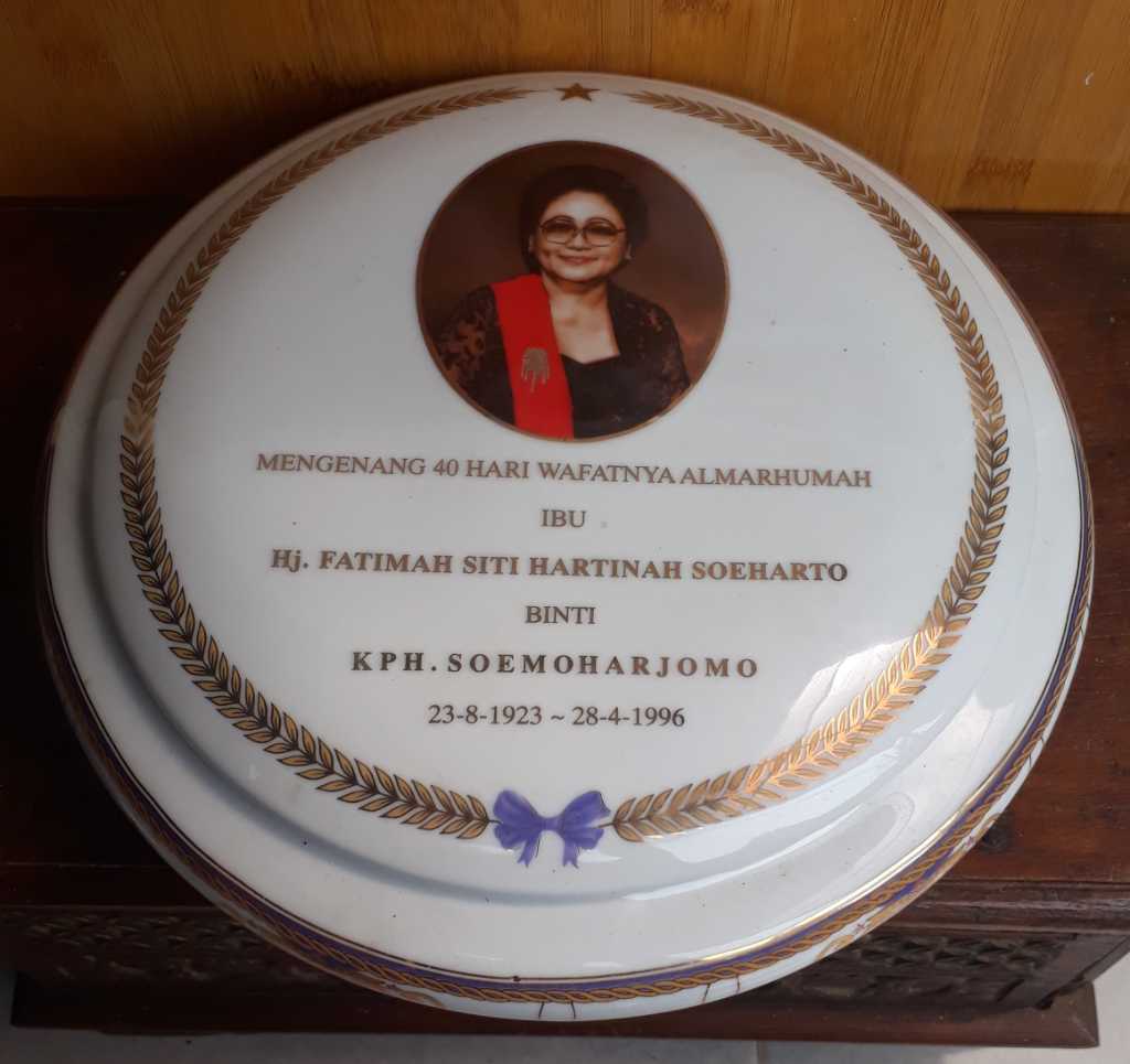 Turen Porcelain Vintage