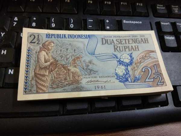 BL 434 Indonesia 2 Setengah Rupiah Sandang pangan Tahun 1961 Mulus Ada Flek Per 1 lembar Tidak lipat