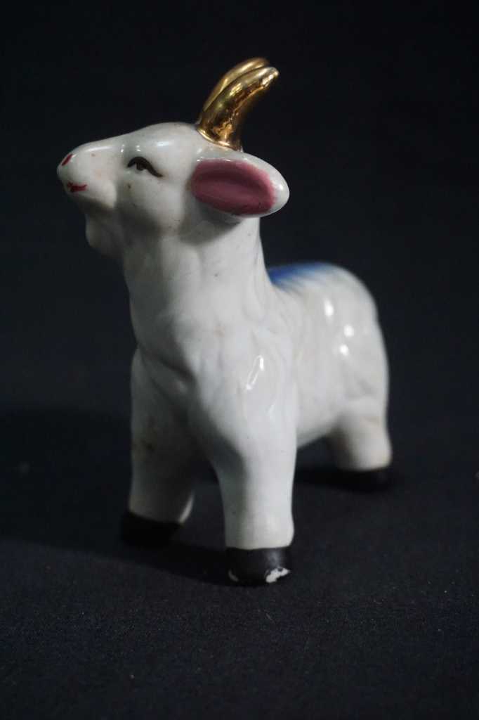 patung porselin domba