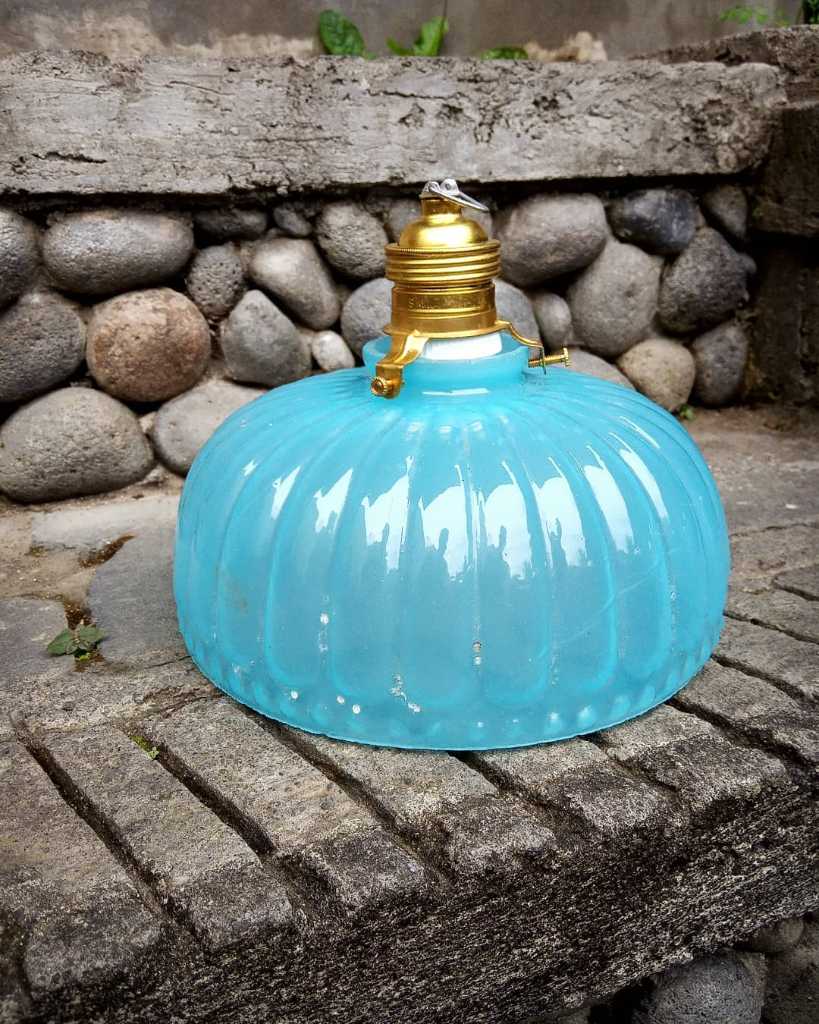 Kap lampu vintage motif, warna biru original.