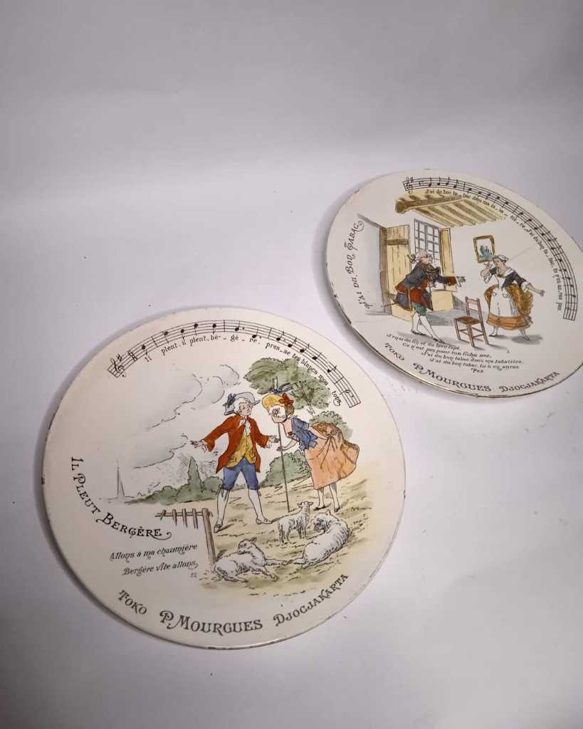 Piring Keramik Antik