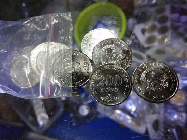 A1051 per 1 keping vietnam 200 dong tahun 2003 unc mulus