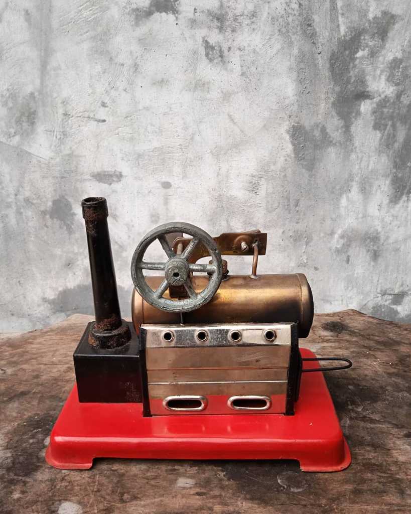Miniatur mesin uap.