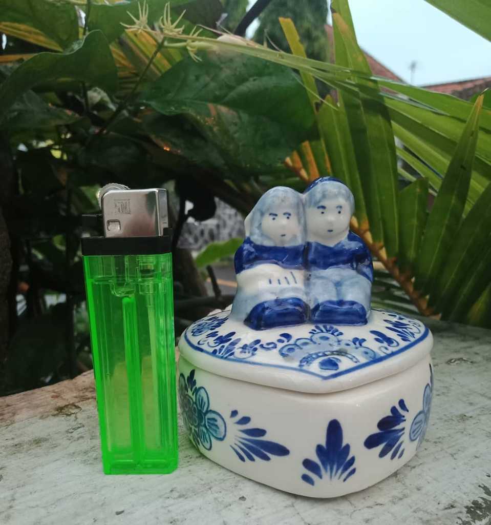 Mungkun biru putih.kondisi utuh