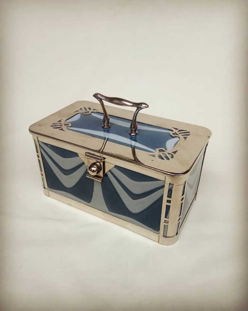 Kotak "Tempat Biscuit" Art Nouveau lawas