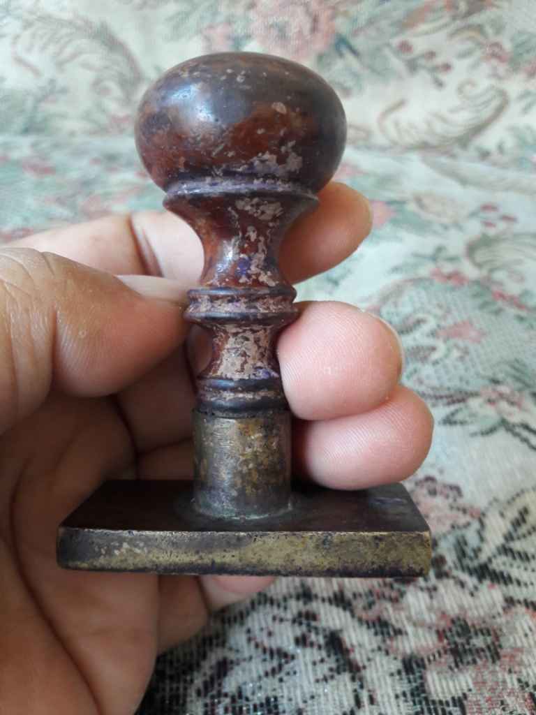 stempel kuno bahan kuningan