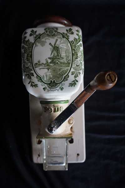 Gilingan Kopi PeDe motif kincir hijau tutup coklat  bahan keramik (GK01)