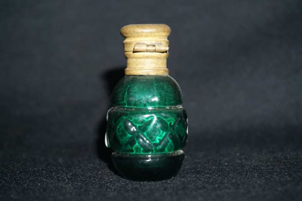 Tempat Gincu Kaca Antik