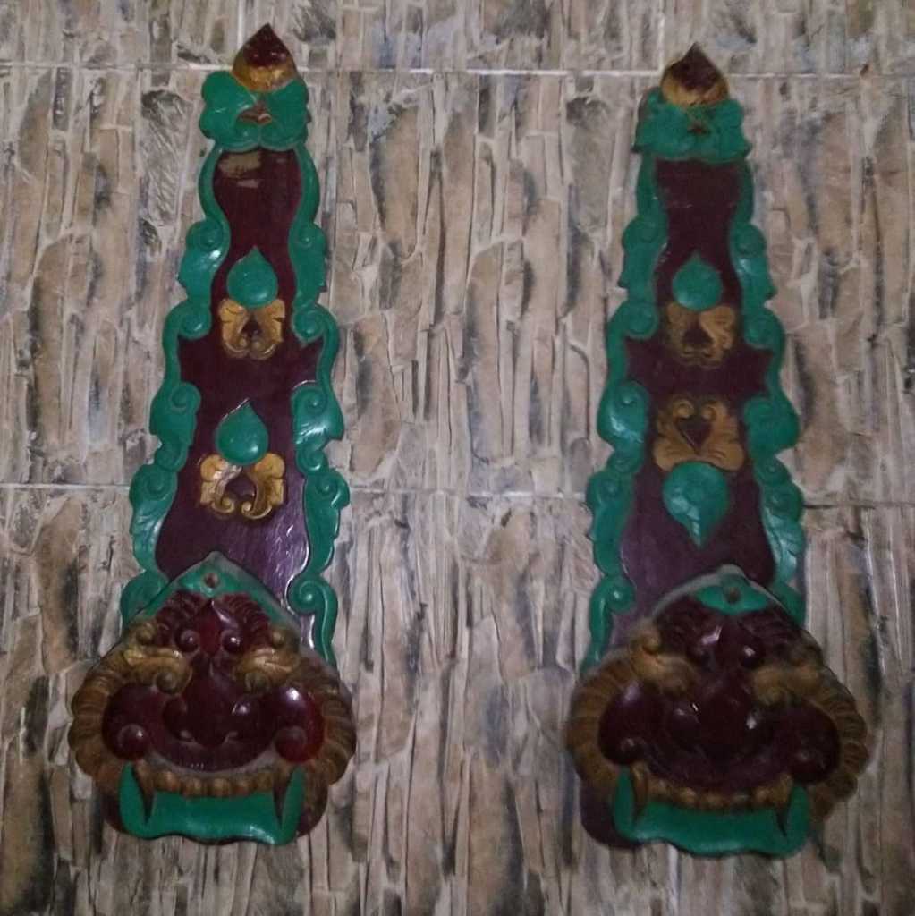 Hiasan dinding tatakan koran atau surat