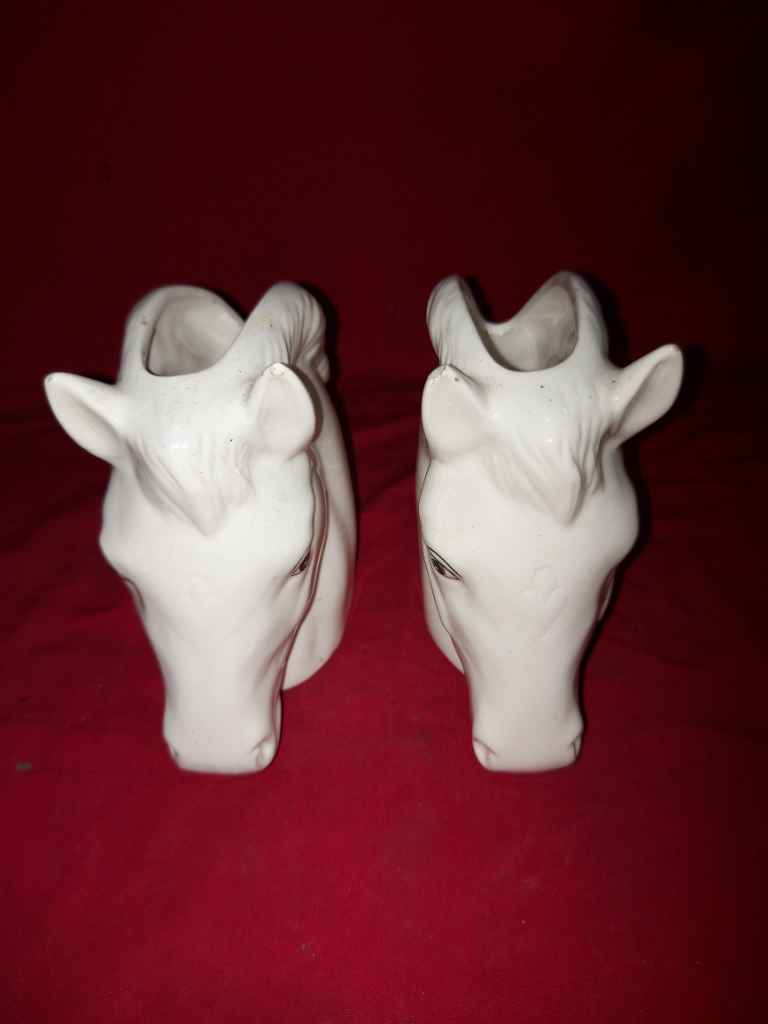 Sepasang kramik karaktet kuda tempat tissu