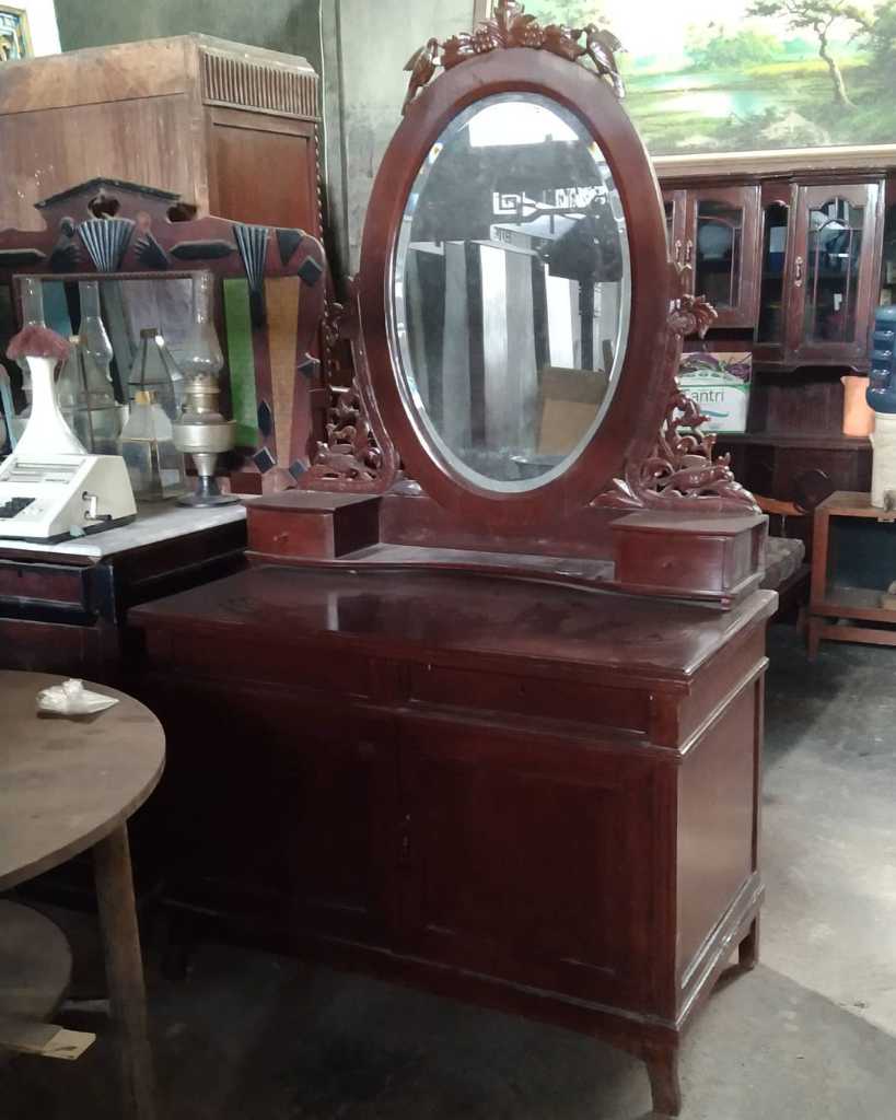 Meja tokilet Eropa bahan kayu jati