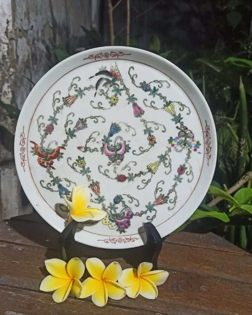 Piring Keramik Antik