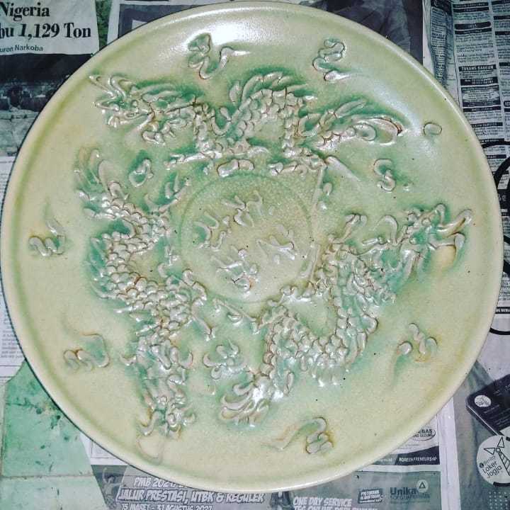 Piring Celadon Antik