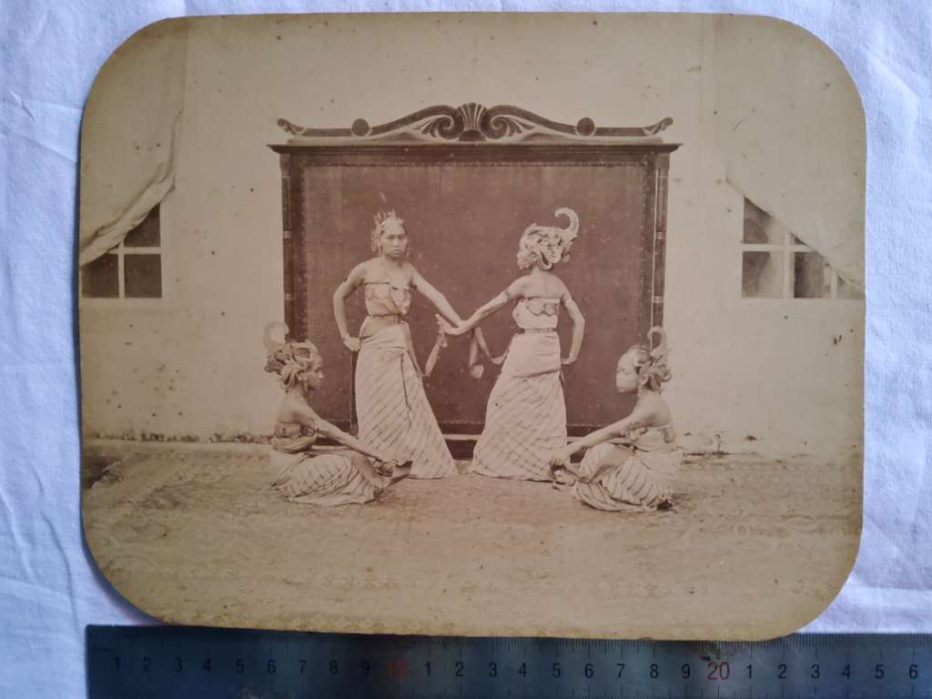 Foto antik; estimasi tahun 1870-an awal; ukuran 24,5cm x 19cm