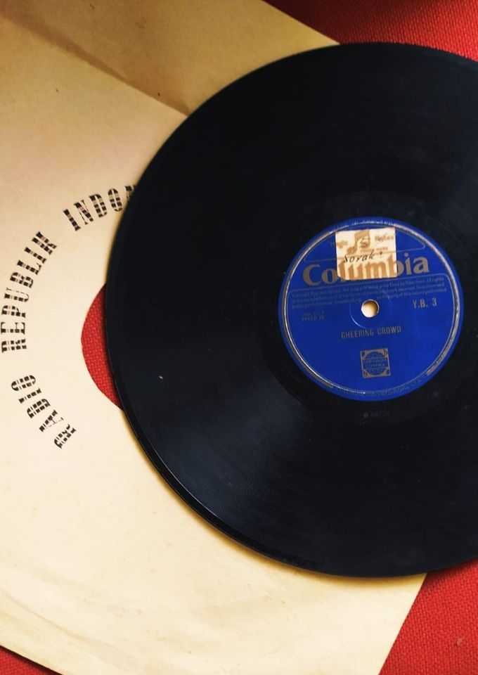 Piringan Hitam Columbia - Cherring Crowd
