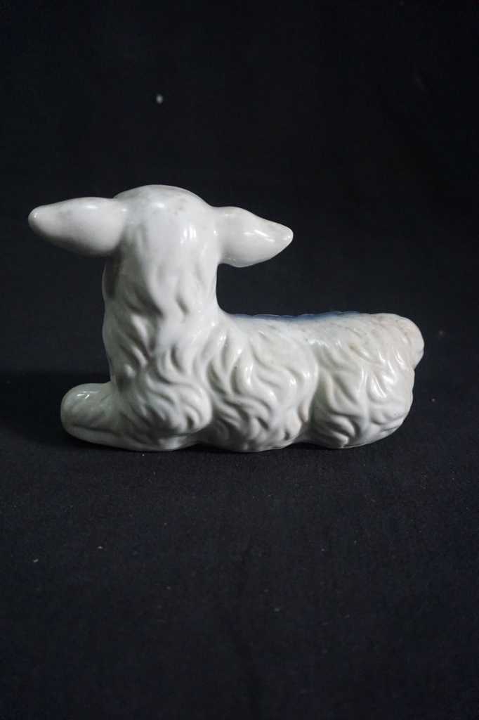 patung porcelain domba