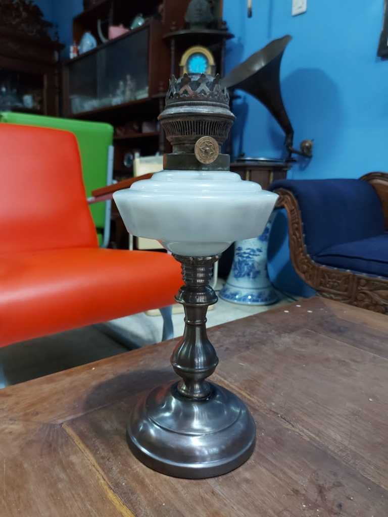 Lampu duduk patung