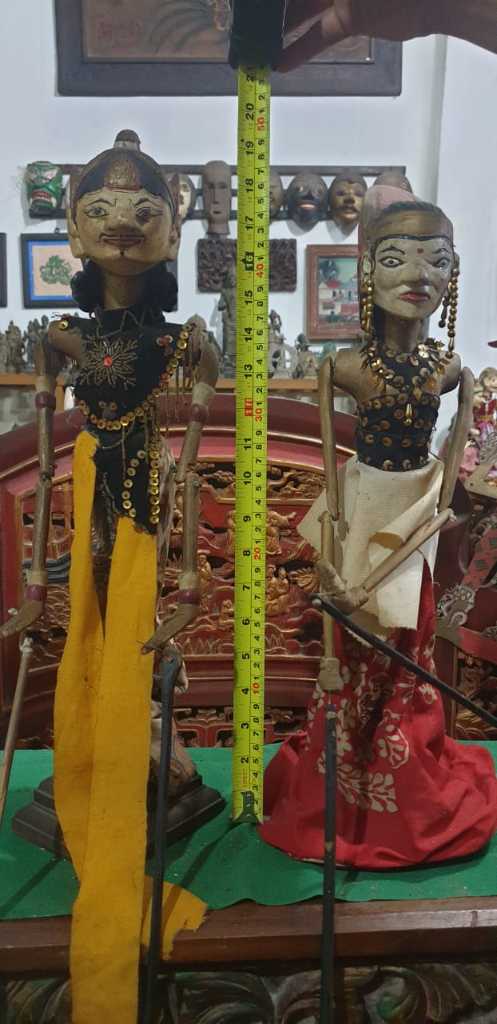 Sepasang Wayang Golek Ksatria berselendang merah dan kuning Jawa Barat