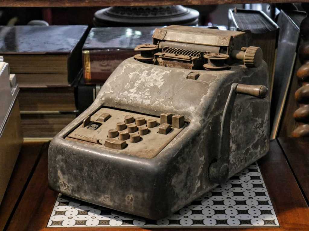 Vintage Manual Calculator Merk sudah hilang, susah indentifikasi