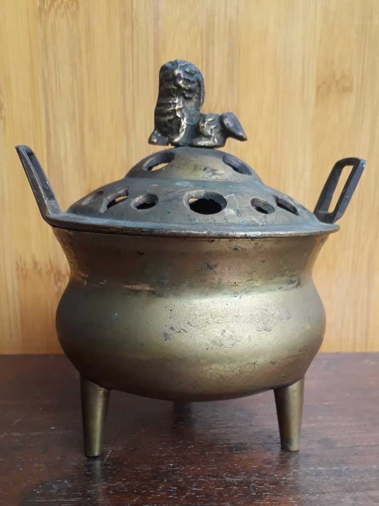 Tempat abu peranakan bahan kuningan lama