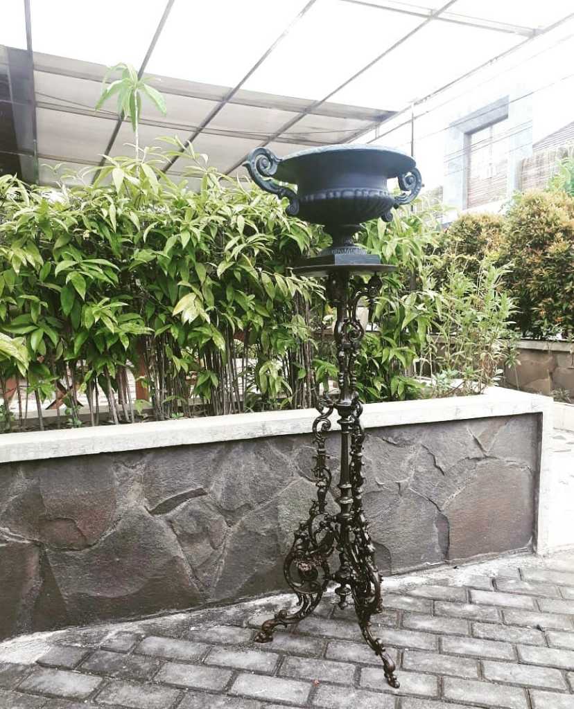 Standar Pot Besi. Motif eropa. Jual Satu set. Sama pot Besi .